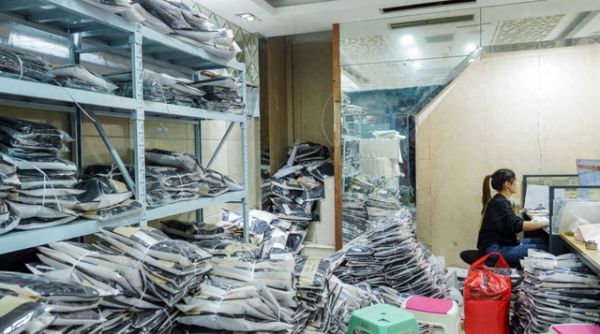 湖北武汉一位电商卖家正在处理订单,图自极目新闻