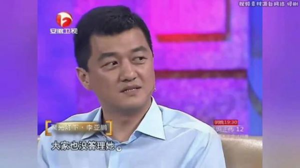李嫣回国李亚鹏接机狂吹彩虹屁,岁浓妆出镜,气场强大不输王菲