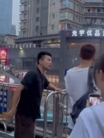 重庆两个男人因为吃不吃米线，从洪崖洞吵到观音桥…