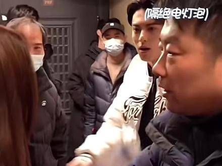这目光里是否充满了爱意,让人忍不住想深深一吻?