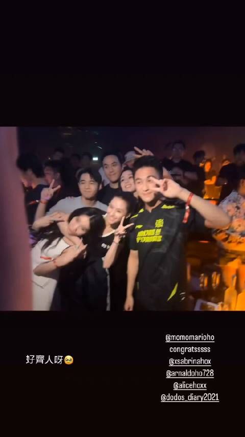 何超莲合照环抱何超盈,何猷君在旁比剪刀手…