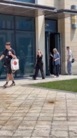 戚薇本人又白又瘦超级漂亮，完全看不出生过两个孩子