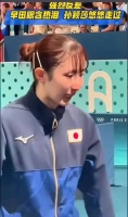 两个小孩子打架，输的哭着回家了，赢的就像街溜子一样在溜达！