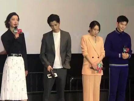 杜鹃发表言论时,陈晓在一旁的真实站姿与马苏有边界感的站位…