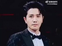 难怪彭冠英鲜少踏上红毯之路，一旦他现身，其他男星恐怕都要相形见绌