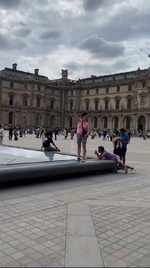 大妈就是大妈,哈哈……