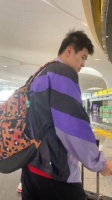 偶遇潘展乐，私底下的他乖乖的，小孩哥背的包包上挂的都是小玩偶