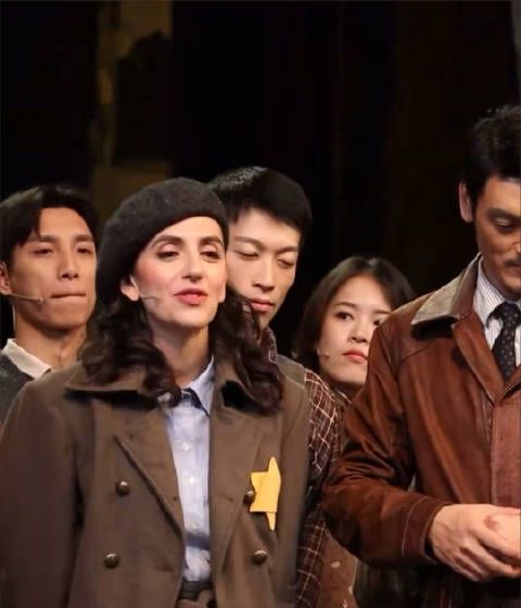 妻子安娜话剧演出谢幕时,刘烨惊喜现身,安娜满眼的爱意、好暖啊!
