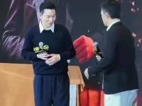 伸出了手与 握手，梁朝伟轻轻抬高了刘德华的手，随后两人紧握着手…
