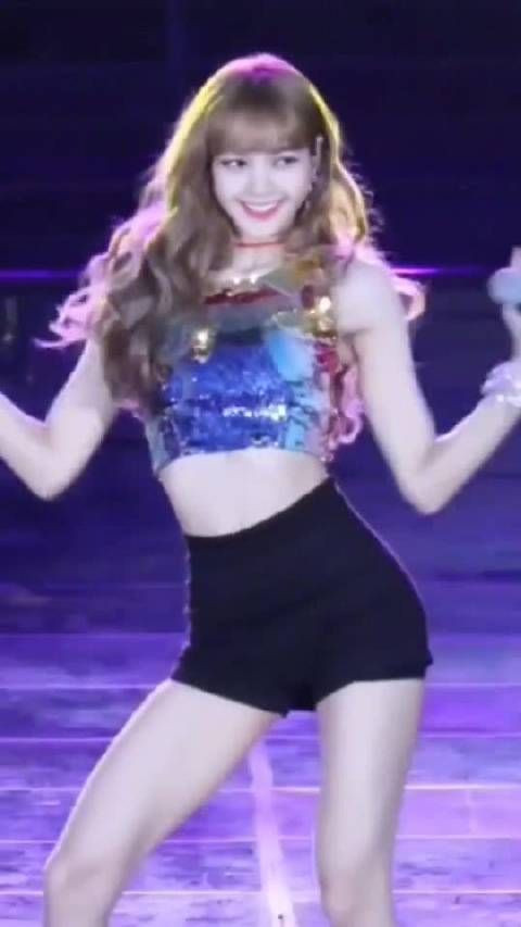 Lisa被拍到和三公子一家在度假,小姐姐恋爱谈的挺稳定的