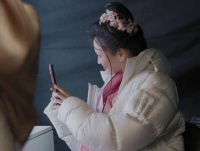 金莎扮丑妆容与男友视频通话