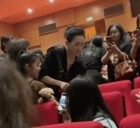 章子怡带女儿享受话剧表演,醒醒举止文静，让人看到在妈妈影响下的良好教养!