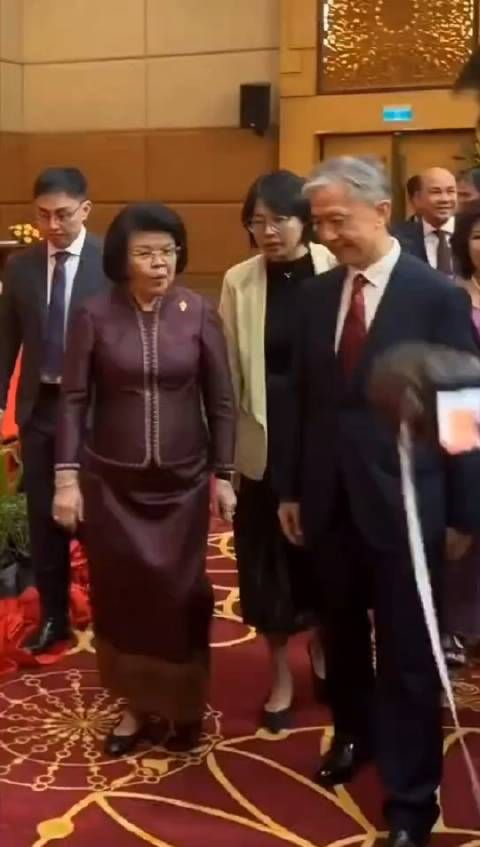 汪文斌, 懂11国语言,已婚有一个女儿,没过高龄数却满头白发,虽然白发…