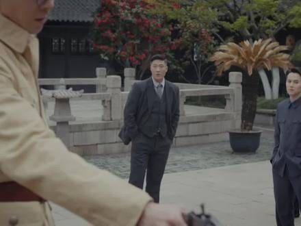 小伙子被迫出手,目光暗示顺利完成反击