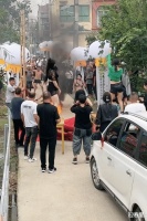 江苏某地为老人举办丧礼，现场表演劲歌热舞，群众个个喜笑颜开