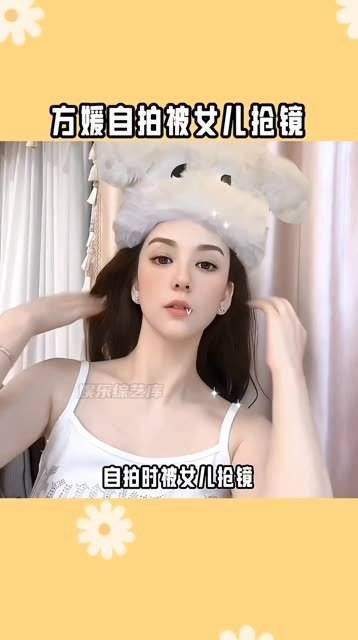 希希拥抱着妈妈,她那浓密的头发与天生的棕色调格外吸睛,透出一股洋气