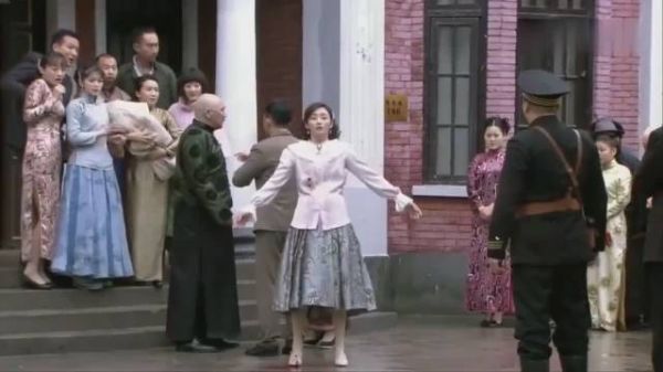 夫人挡枪直接死亡,竟让老公当场开膛破肚,取出腹中胎儿,是个狠人!
