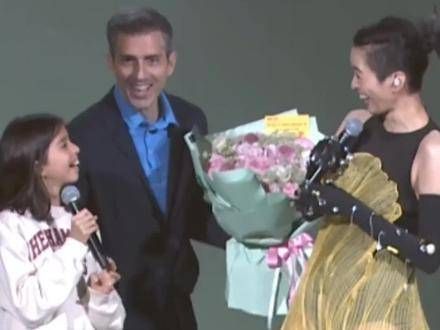 外籍老公与女儿一同亮相,女儿长得太像她爸爸了!