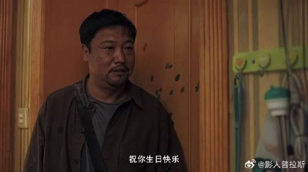 父亲爱太卑微 在门外给儿子唱生日歌,儿子连门都不开