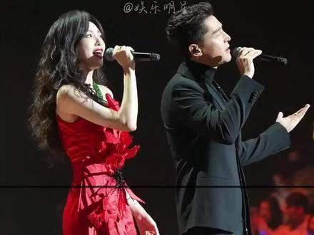 同台亮相,携手献唱《再回首》,你更心水哪一位呢?