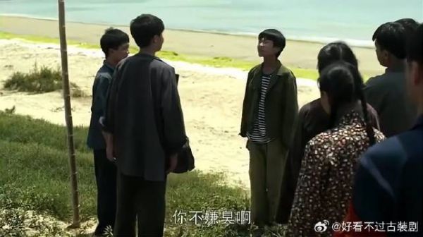 两村孩子海边对垒，个个口才一流，谁都不让着谁