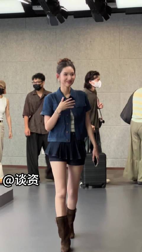 王玉雯就这么水灵灵地出现了,美女好长的腿