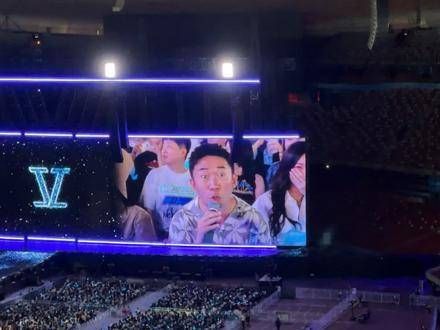 杨迪一登台就带来欢笑连连,手持的话筒竟然漏电