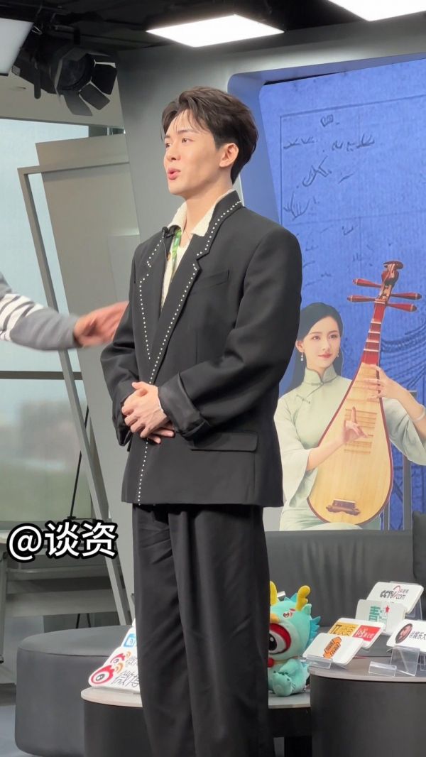 曾舜晞唱跳直拍有! 紧张得深呼吸几次了,今天是真害羞啊