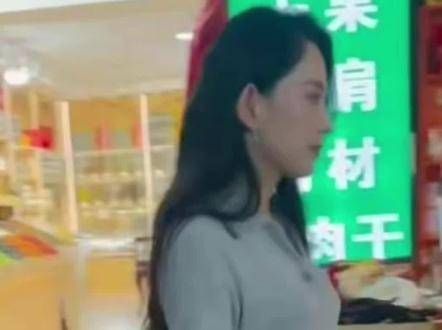 汪峰的女友森林北在街头被粉丝巧遇,两位男性助手负责携带包裹,显得颇有气势