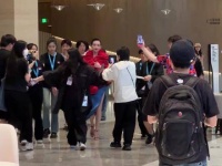 在我面前，我差点把王鸥叫成了李纯，这场面太尴尬了