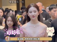 从人群中缓缓走来，每一次回眸都让我的目光为之一振！
