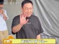 又被他给耍酷了，这嘴角上扬比AK还难以控制 于正享受着粉丝们的热情欢迎