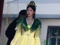 在拍戲現場，曹斐然饰演的華姝公主依旧美艳动人…
