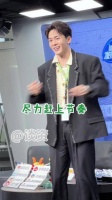 曾舜晞在现场被点名表演唱跳，试图躲避却未能如愿！