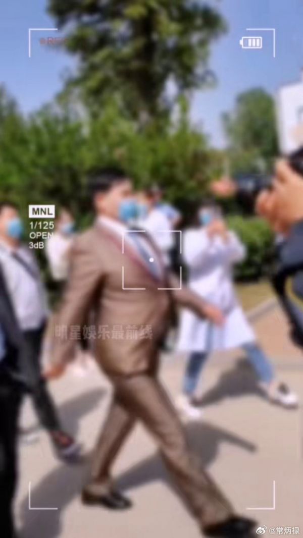 偶遇大衣哥朱之文,52岁的他发福了不少,走起路来自信满满,草根艺人的榜样