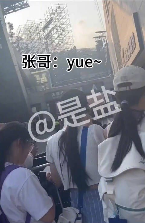 张真源你这是什么鬼动静啊哈哈哈哈哈哈 咋还yue了