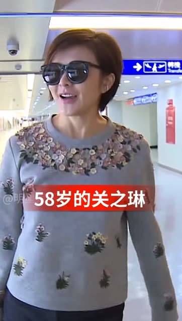 低调出现在机场,风采依然迷人,被誉为最美的十三姨
