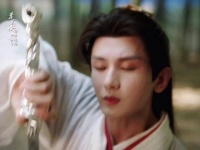 成毅在竹林中的舞剑花絮真是行云流水，这段舞剑表演看得人痛快淋漓