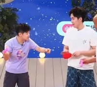 这两人正在斗嘴呢?