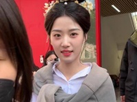 棒棒糖偷偷藏在袖子里，接着让晓晓来抽，晓晓竟然抽不出来？全世界最棒的噜噜