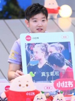真相大白，原来那张照片中莎莎并不是在注视五环项链，而是注意到了汉娜·高达