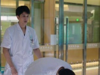 首播， 家属索偿之际…