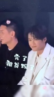 檀健次的下意识抬头…