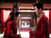 再次交汇，从最初的少年夫妻的青涩不安到如今的老年夫妻间的幽默稳重！