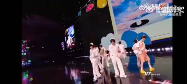 时代少年团演唱会官摄环绕全场灯牌,第一眼看到谁的颜色?