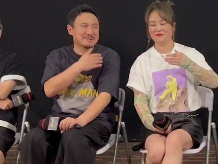 哈哈大笑连连~ 大笑