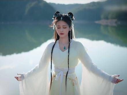在《长月烬明》里,黎苏苏 作为神女自然仙气十足,翱翔天际更是她的常态