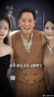 拍全家福，一家四口要整整齐齐