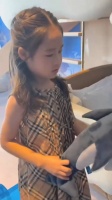难得的假期，邱贻可带家人逛三亚，一家三口好温馨，邱指看起来年轻不少…