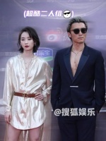 身着金色披风与谢霆锋同框现身，两人的帅气简直让人窒息！娱乐时光 娱乐
